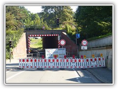 Stop an der Unterführung. Baumaßnahme Mehringer Straße / Lindenstraße