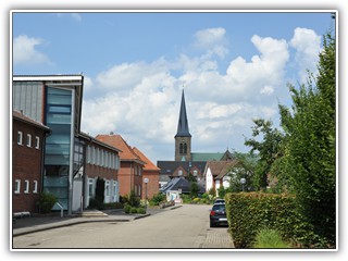 Die Franz-Schratz-Straße ändert das Aussehen zur Kirche hin.