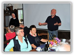 Vereinsvorsitzender Lüdiger Liehmann begrüßt die Referentin Schwester Debora Schwering