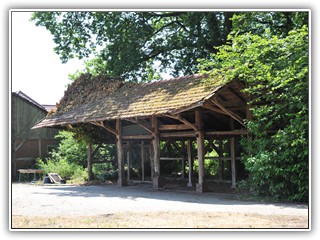 Die Remise in der Nachbarschaft kann ein Dach für das Feuerholz liefern