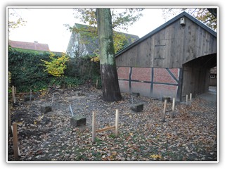 Das Funament für die Feuerholzremise steht.