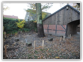 Das Funament für die Feuerholzremise steht.