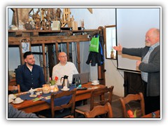 Der Vorsitzende stellt die Referenten vor