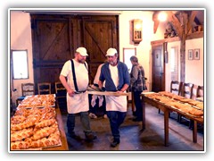 der Bäcker füllt auf