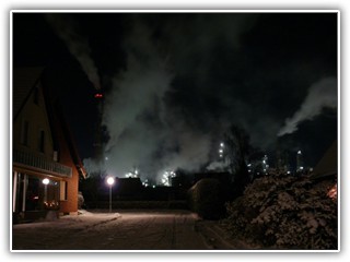 Blick auf die Raffinerei  aus der Franz-Schratz-Straße