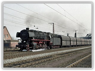 Die Dampflok Baureihe 043 vor einem Erzzug bei der Durchfahrt durch Salzbergen